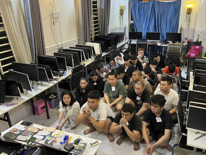 Các nghi phạm lừa đảo trực tuyến bị bắt tại một khu phức hợp ở tỉnh Sihanoukville, phía nam Phnom Penh, ngày 15/7. Ảnh: AKP