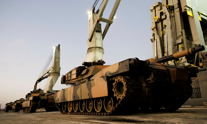 Xe tăng M1A1 Abrams chuẩn bị được Australia chất lên tàu để chuyển đến Ukraine hôm 7/5. Ảnh: BQP Australia