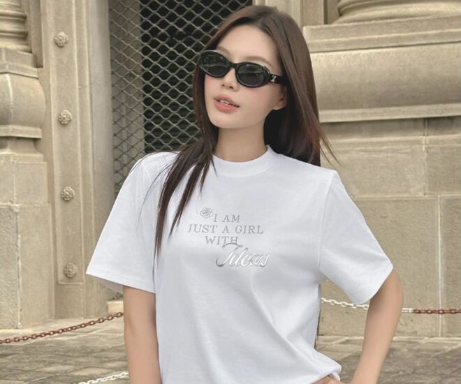 Áo phông đơn giản, dễ phối, là lựa chọn không thể thiếu vào mùa hè của các chị em.