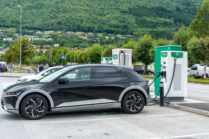 Xe điện sạc tại một trạm ở Na Uy ngày 12/7/2023. Ảnh: Reuters