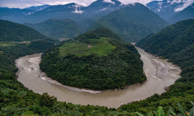 Một đoạn sông Nhã Lỗ Tạng Bố ở Tây Tạng. Ảnh: Xinhua