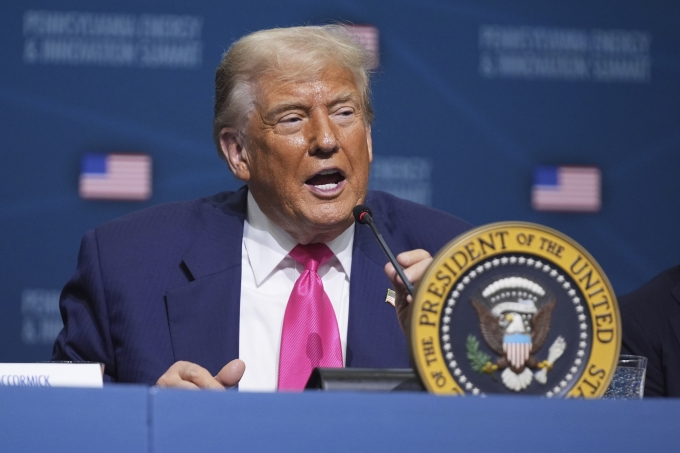 Tổng thống Mỹ Donald Trump tại phiên khai mạc hội nghị Năng lượng và Đổi mới ở Pennsylvania tổ chức tại đại học Carnegie Mellon, Pittsburgh, ngày 15/7. Ảnh: AP