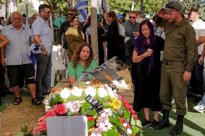 Mẹ (áo xanh) của trung sĩ quân đội Israel Yuliy Faktor, 19 tuổi, người tử trận tại Dải Gaza, khóc bên linh cữu con trai ở nghĩa trang Quân đội tại Rishon LeZion, miền trung Israel, ngày 16/7. Ảnh: AFP