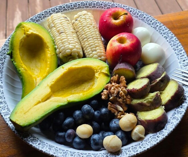 Bữa sáng dinh dưỡng được bà bầu HHen Niê chia sẻ.