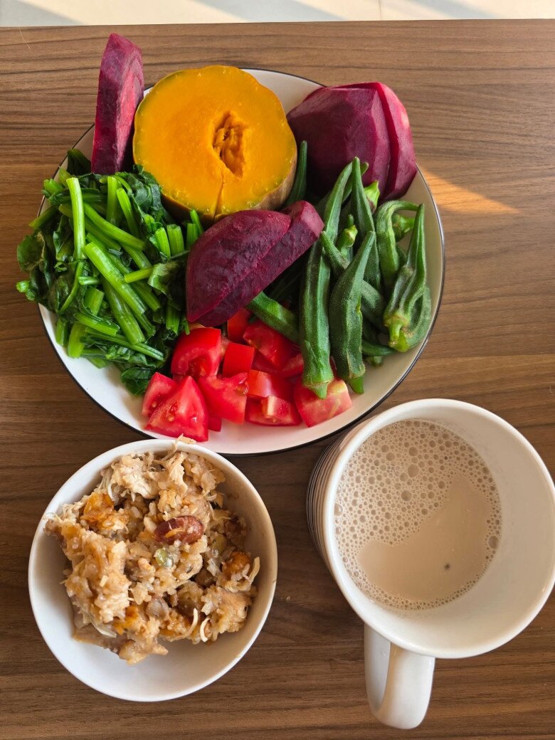 Cô thường trộn hạt với cơm và uống thêm sữa hạt.