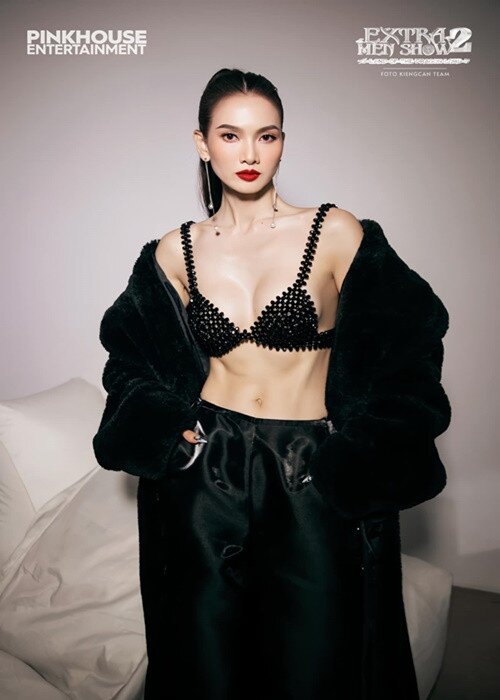 Nữ siêu mẫu tự tin thiêu đốt mọi ánh nhìn với những thiết kế mang hơi hướng đồ nội y cực nóng bỏng.