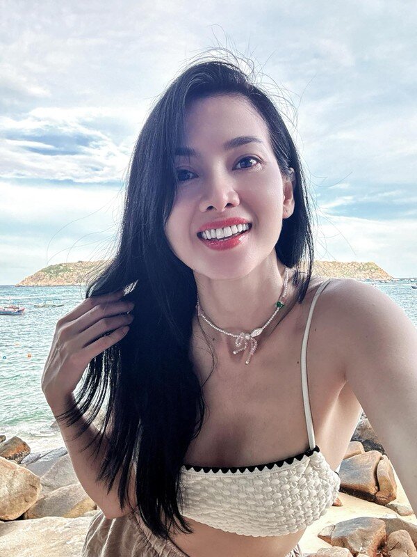 Ngày thường, Anh Thư cũng thích diện những chiếc áo croptop ngắn cũn, khoe vòng săn chắc của mình.