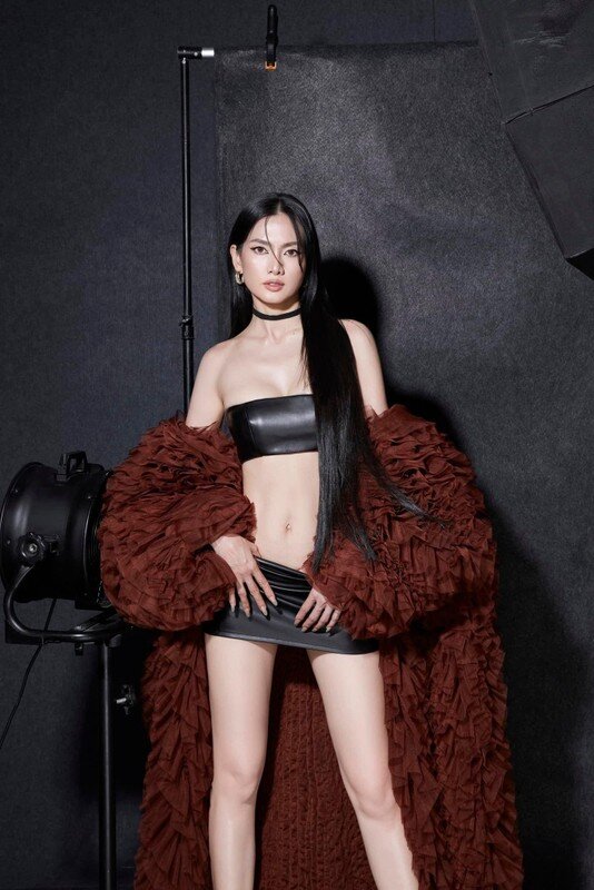 amp;#34;Mẹ chồngamp;#34; U45 vẫn có body nhiều thiếu nữ chào thua, diện toàn áo ngắn cỡ gang tay khiến dân mạng sợ lộ hàng - 10