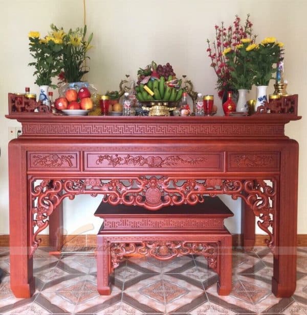 Bởi vậy, dưới gầm bàn thờ, gia chủ nên giữ sạch sẽ, hạn chế độ đạc linh tinh, nên đặt những đồ dùng phục vụ cho việc thờ phụng, hoặc những đồ vật mang ý nghĩa phong thủy sâu sắc.