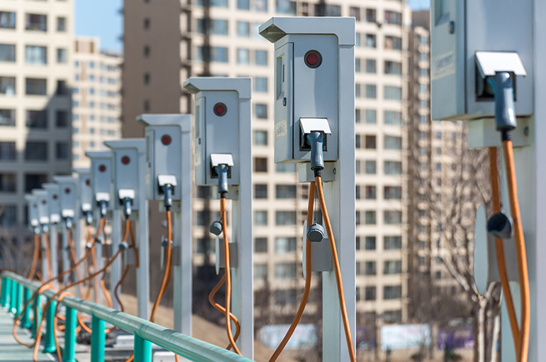 Nền kinh tế số 2 thế giới tăng tốc khai thác 'mỏ vàng' mới: kế hoạch xây 100.000 trạm sạc xe điện, thổi bùng cuộc đua công nghệ giữa các 'ông trùm' ô tô- Ảnh 3.