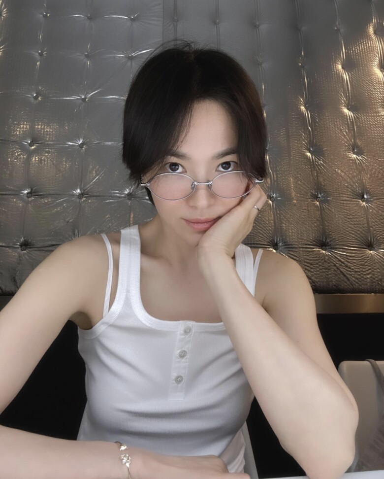 Chườm đá mỗi sáng cũng là thói quen được Song Hye Kyo duy trì suốt nhiều năm qua. 