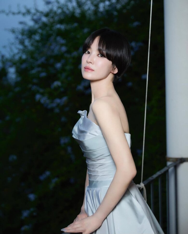 Ở tuổi 44, không cần đến công nghệ thẩm mỹ, Song Hye Kyo đã chứng minh việc kiên trì với lối sống lành mạnh và chu trình chăm sóc da đơn giản nhưng đều đặn chính là chìa khóa giữ gìn thanh xuân.