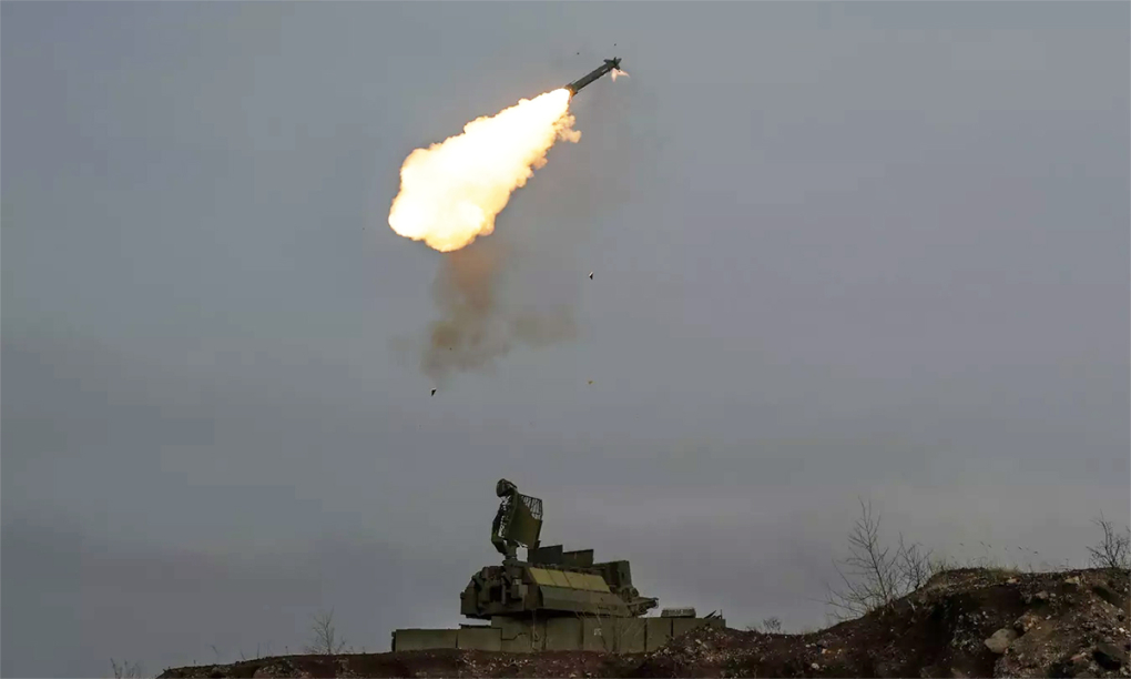 Tên lửa rời bệ phòng không Tor của Nga gần tiền tuyến ngày 1/2. Ảnh: BQP Nga