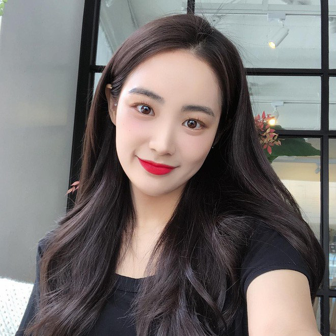 Tóc đen tự nhiên không chỉ giúp tôn da mà còn mang lại vẻ ngoài thanh lịch và đầy khí chất.