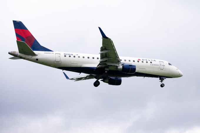 Một chiếc Embraer 175 của Delta Connection chuẩn bị hạ cánh xuống sân bay ở thành phố Arlington, bang Virginia, Mỹ ngày 10/7. Ảnh: AFP