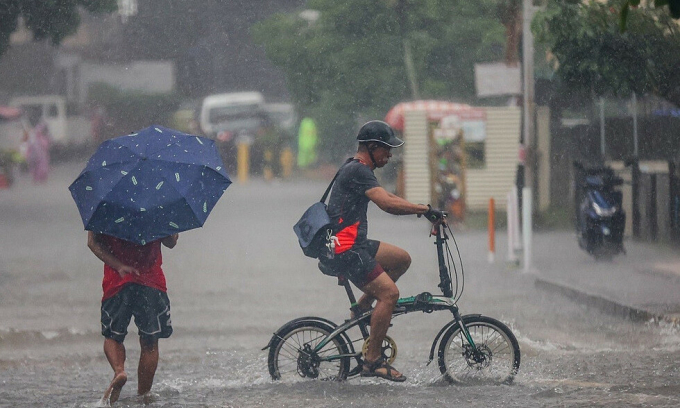 Bão Wipha gây mưa lớn ở Quezon, Philippines. Ảnh: Xinhua