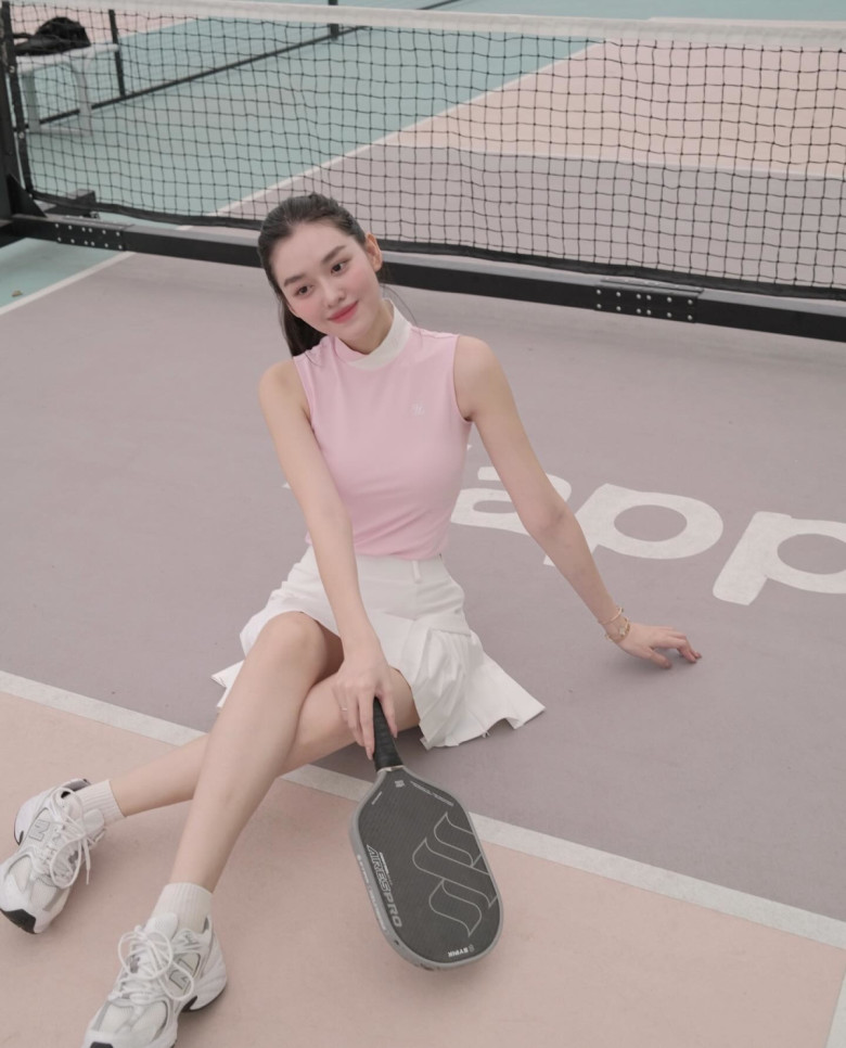 4 outfit amp;#34;đẹp bất diệtamp;#34; cho hội chị em mê đánh pickleball, vận dụng ngay để ra sân vừa sành điệu lại thoải mái vô cùng - 6