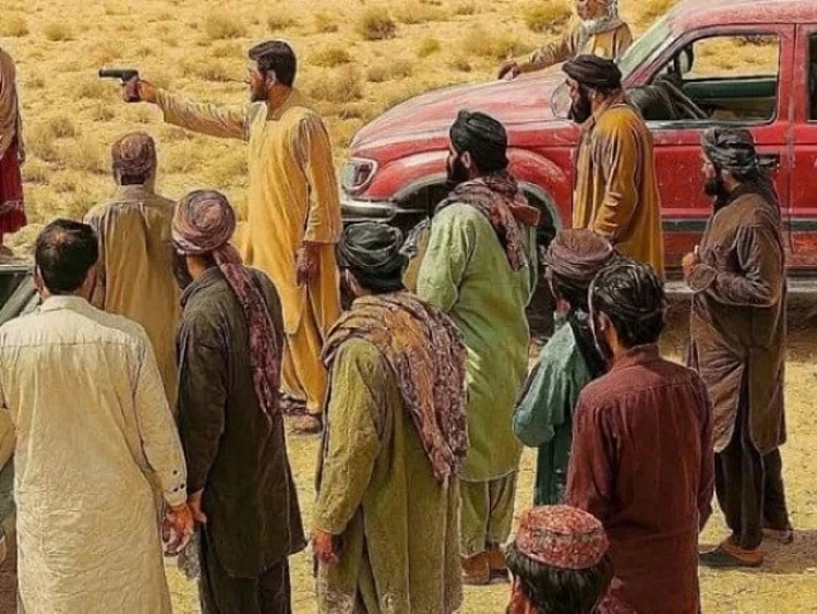 Người đàn ông cầm súng trong video về vụ giết người trên hoang mạc ở tỉnh Balochistan, Pakistan cuối tuần qua. Ảnh: Express Tribune