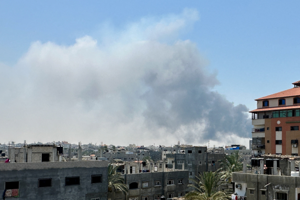 Khói bốc lên khi Israel mở đợt tấn công ở thành phố Deir Al-Balah, miền trung Dải Gaza, ngày 21/7. Ảnh: Reuters