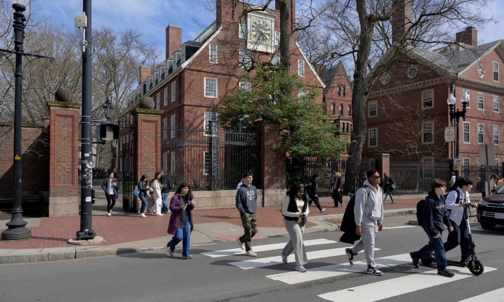 Sinh viên đi bộ bên ngoài sân Harvard Yard tại Đại học Harvard ở Cambridge, Massachusetts, ngày 15/4. Ảnh: Reuters