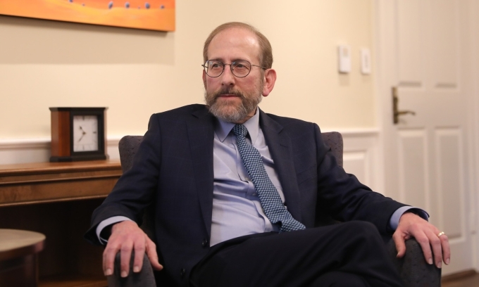 Hiệu trưởng Đại học Harvard Alan Garber. Ảnh: Harvard Crimson