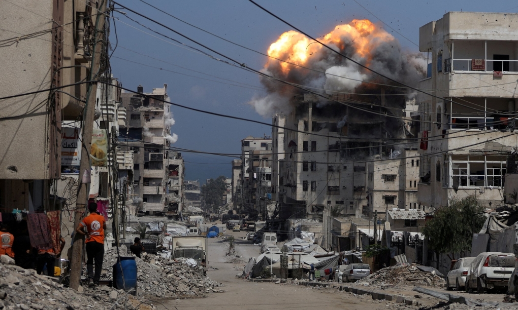 Một tòa nhà ở Dải Gaza bị trúng đòn không kích của Israel hôm 21/7. Ảnh: Reuters