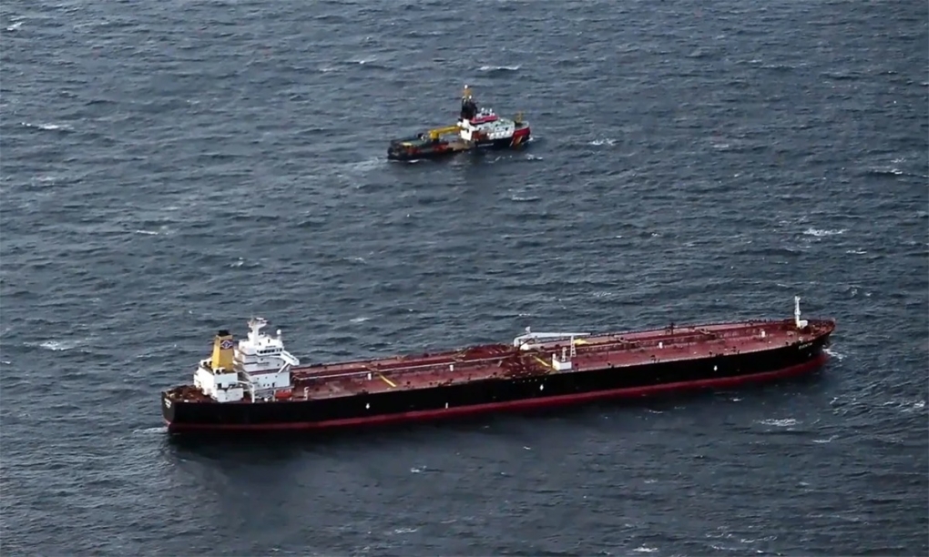 Tàu dầu Eventin bị nghi thuộc đội tàu bóng tối của Nga ở ngoài khơi nước Đức ngày 10/1. Ảnh: AP