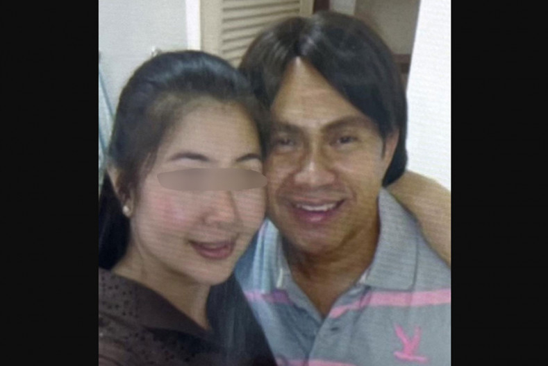 Sư Thamma Wachiratheerakhun đội tóc giả, ôm một phụ nữ trong bức ảnh được công bố trên mạng. Ảnh: Wassayos Ngamkham