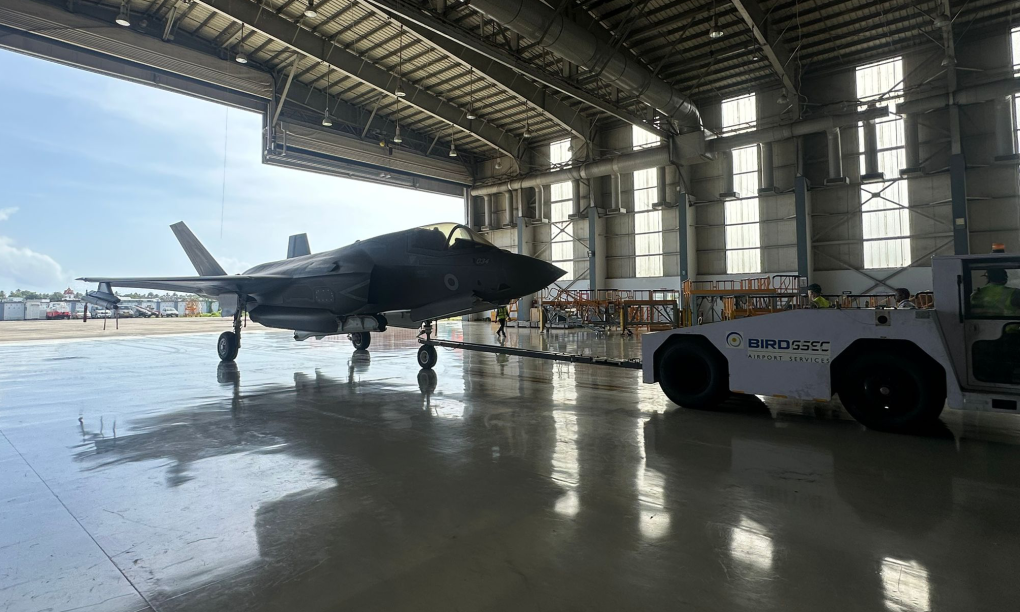 Tiêm kích F-35B Anh trong nhà chứa máy bay ở sân bay Thiruvananthapuram hôm 6/7. Ảnh: BQP Anh
