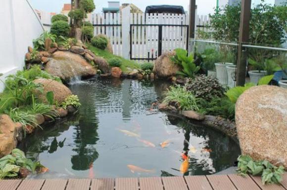 Nên để nước chảy từ ngoài vào trong nhà (tức là hướng vào cửa chính). Không nên để nước chảy ra khỏi nhà vì điều đó giống như của cải trong nhà bị cuốn trôi đi.