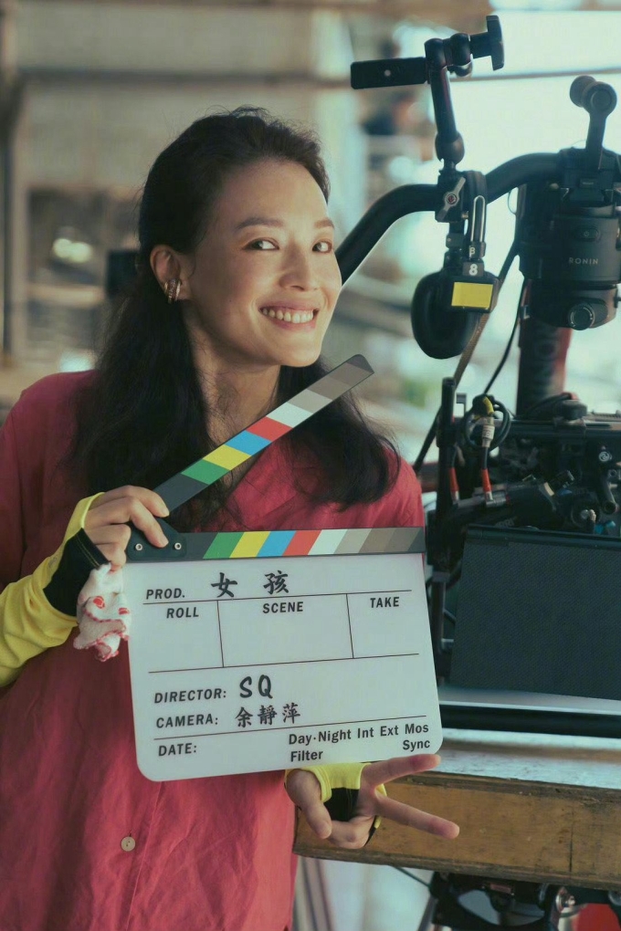 Thư Kỳ trên trường quay Con gái. Ảnh: Weibo Shu Qi