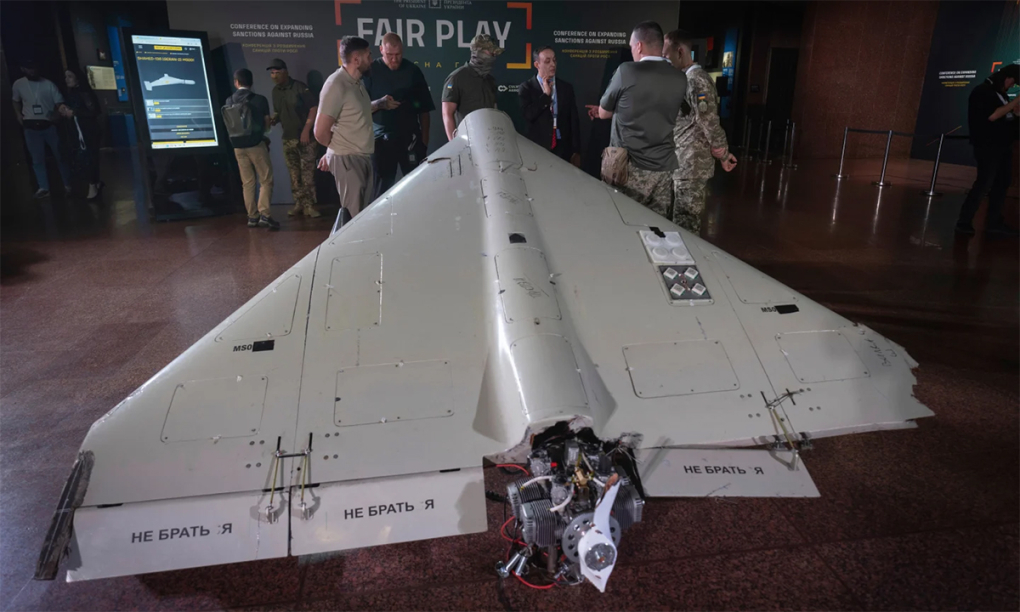 Xác UAV Geran tại triển lãm ở Kiev, Ukraine ngày 27/6. Ảnh: AP