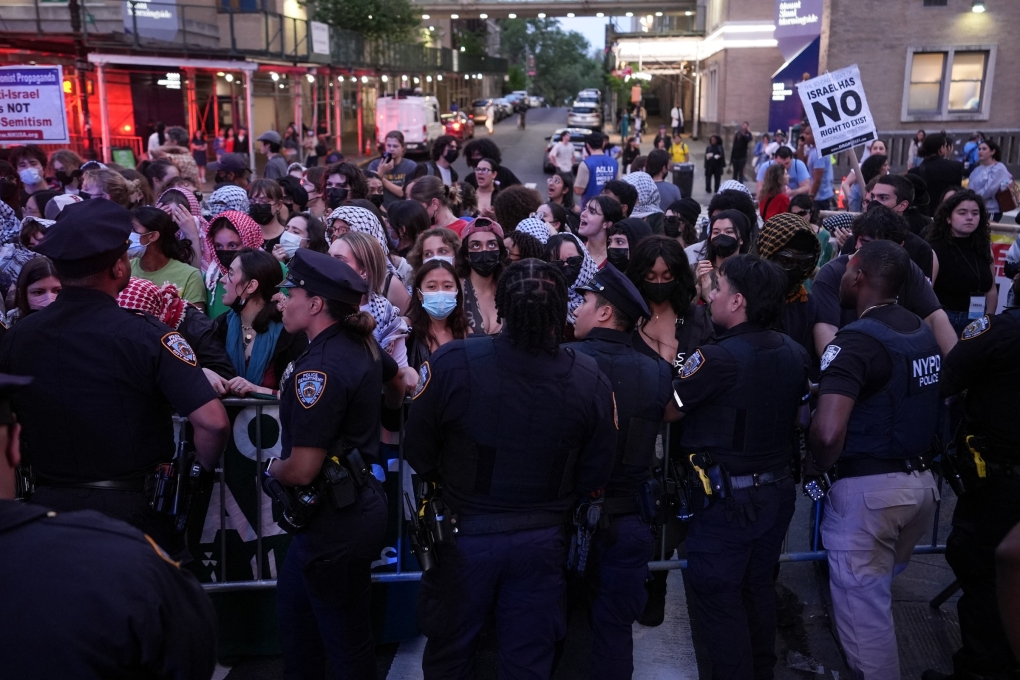 Cảnh sát New York đối phó người biểu tình ủng hộ Palestine tại Đại học Columbia ngày 7/5. Ảnh: AFP