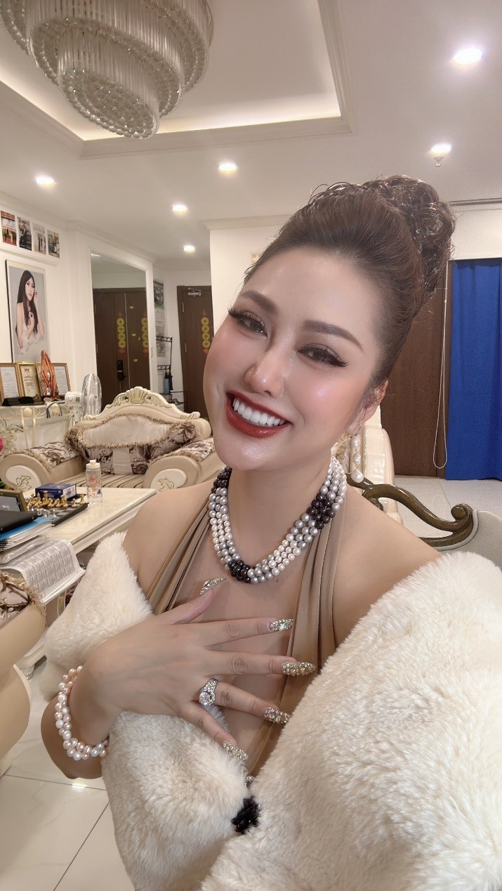 Nữ nghệ sĩ là mẹ đơn thân được đại gia yêu say đắm, đưa về ra mắt gia đình, thăm nhà máy 3 hécta- Ảnh 1.