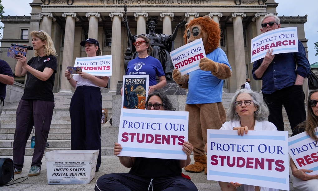 Nhân viên Đại học Columbia biểu tình phản đối các chính sách của trường ngày 6/6. Ảnh: Reuters