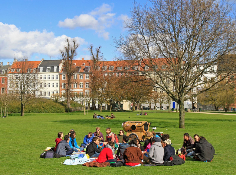 Chính sự gắn bó mật thiết với thiên nhiên đã góp phần tạo nên lối sống cân bằng, thư thái và làn da tươi trẻ bền vững của phụ nữ Đan Mạch.