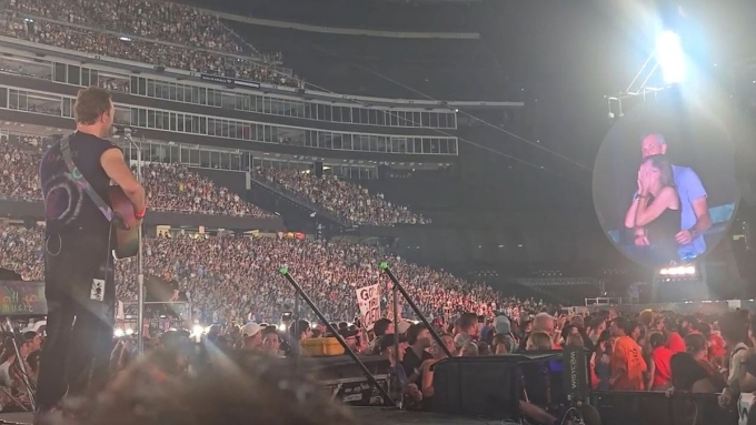 Thủ lĩnh nhóm Coldplay - Chris Martin - nói đùa hoặc họ đang ngoại tình, hoặc chỉ ngại ngùng khi theo dõi Kiss Cam. Ảnh: Storyful