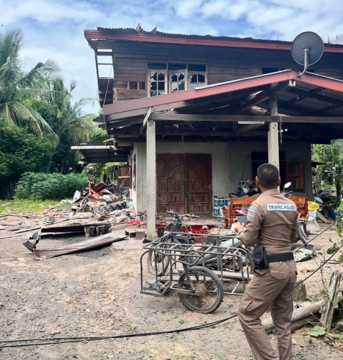 Cảnh sát Thái Lan xem xét một ngôi nhà trúng đạn pháo phản lực ở huyện Kap Choeng. Ảnh: Quân đội Hoàng gia Thái Lan