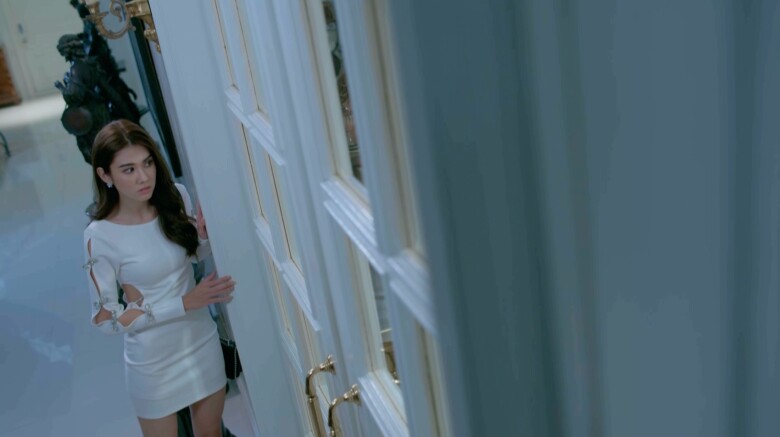 Vô tình nghe cuộc trò chuyện giữa mẹ và bố dượng mà tôi nghẹn ngào. (Ảnh minh họa)