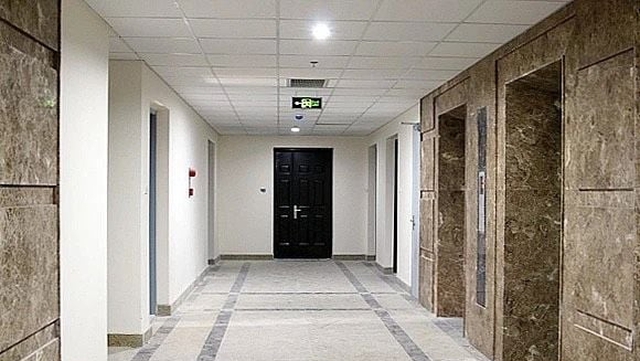 Cửa chính nằm cuối hành lang dài là phạm sát, cần hóa giải để ổn định năng lượng trong nhà. Ảnh internet