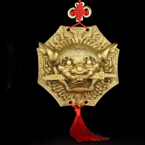 Vật phẩm Hổ phù trong phong thủy được đặt ở cửa chính để hóa giải thế sát đường đâm vào cửa chính. Ảnh internet