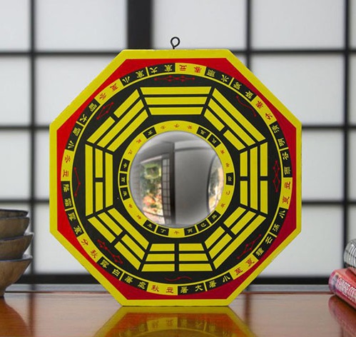 Gương lồi phong thủy hóa giải thế đường đâm vào cửa chính. Ảnh internet