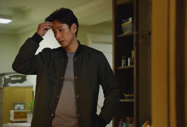 Tôi bảo con trai tiết kiệm chi tiêu mà nó chỉ gãi đầu cười trừ. (Ảnh minh họa)