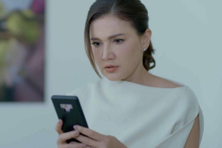 Tôi mở điện thoại thì thấy bà thông gia đăng bài trên Facebook. (Ảnh minh họa)