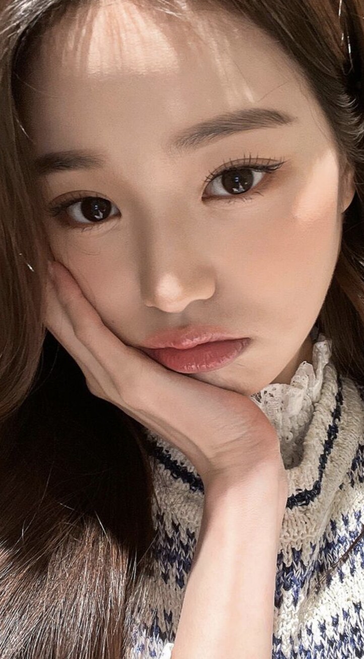 Theo chia sẻ, bí quyết giúp mỹ nhân xứ Hàn duy trì làn da mịn màng, căng bóng đến từ việc thoa serum nhiều lần trong ngày để cấp ẩm, hạn chế tình trạng da bị bong tróc.  