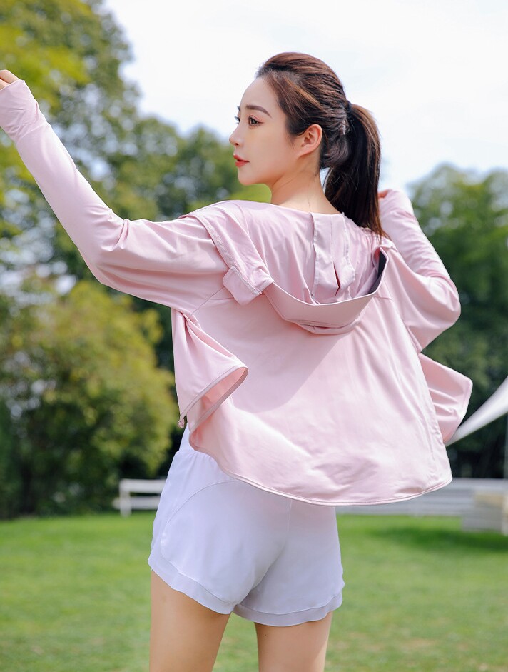 Quần áo chống nắng có thành phần polyester chiếm tỉ lệ quá cao sẽ gây bí bách, nóng bức.