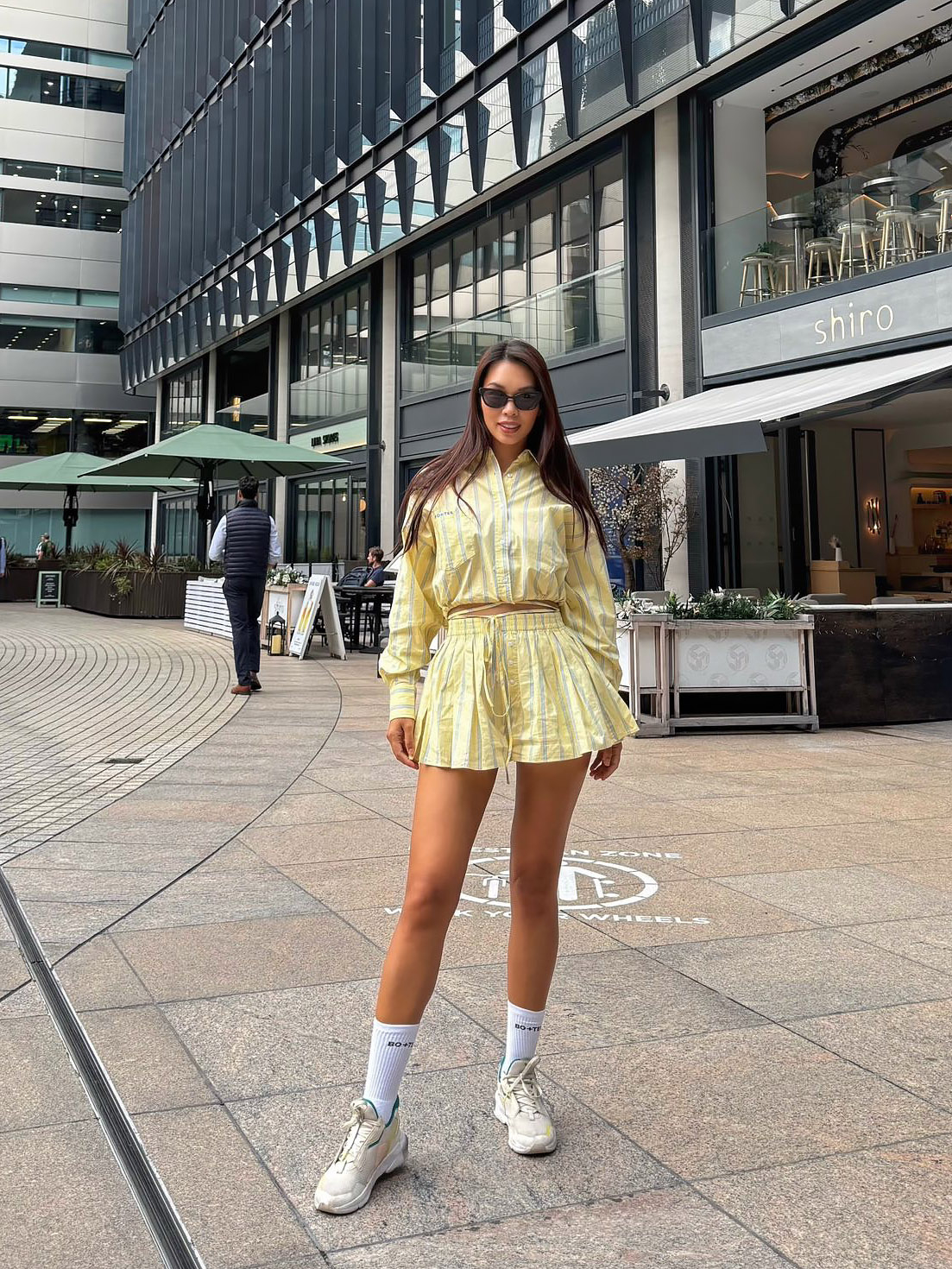 Dạo phố London mới đây, Hà Anh được khen trẻ trung khi diện áo vạt lửng kèm quần shorts dáng xòe đồng điệu, làm nổi bật đôi chân dài.