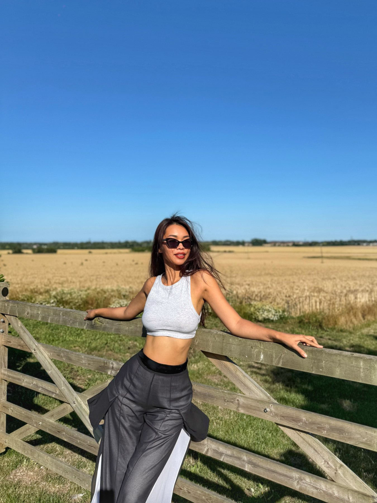 Trong khi đó, crop top và quần cạp cao giúp mỹ nhân 43 tuổi khai thác lợi thế vòng eo săn chắc.