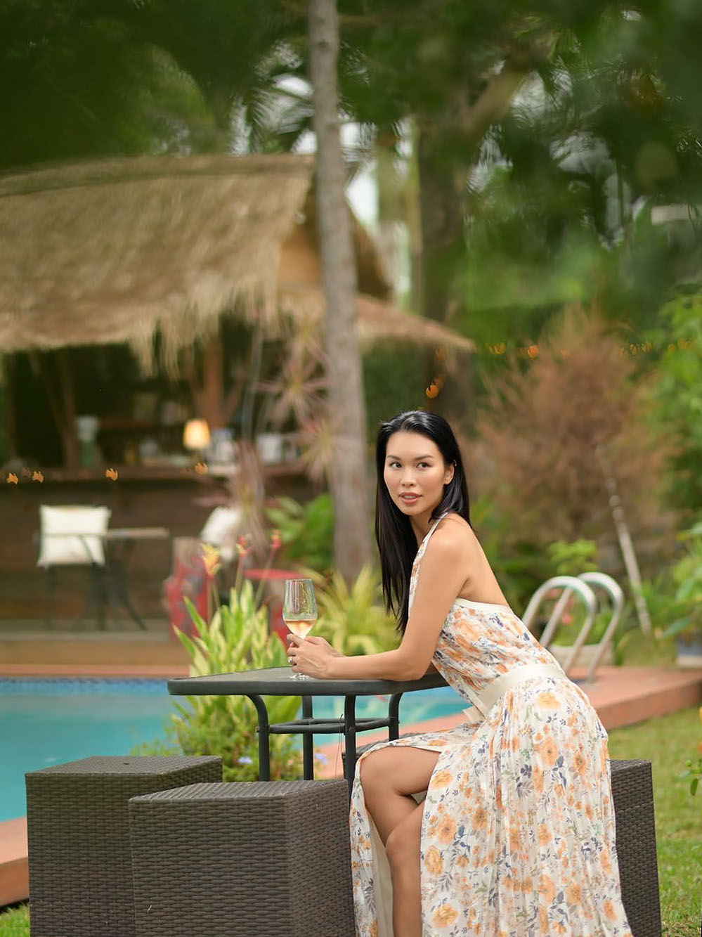 Khi muốn nữ tính hơn, Hà Anh chọn đầm maxi cổ yếm hở lưng và xẻ cao chừng mực, bổ sung nét quyến rũ cho hình ảnh bay bổng.