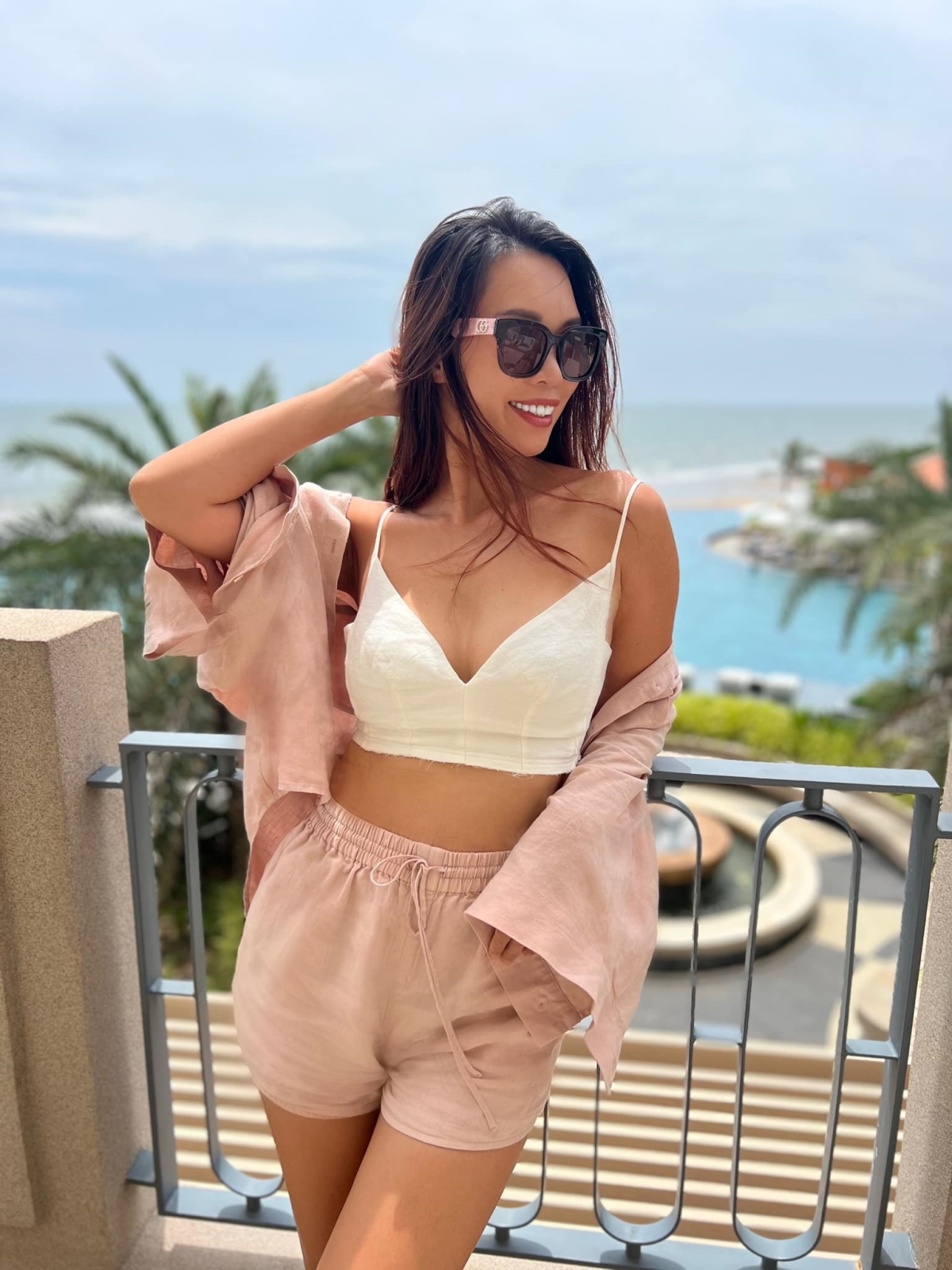 Bra top còn được kết hợp ăn ý cùng quần shorts và sơ mi khoác hờ - công thức lý tưởng cho chuyến du lịch vùng biển.